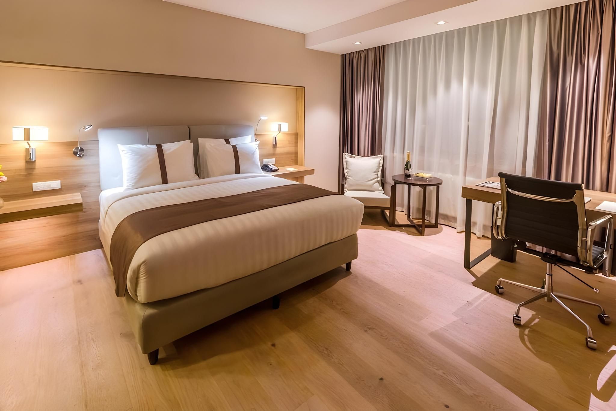 King Bed Suite With Sofa Non-Smoking