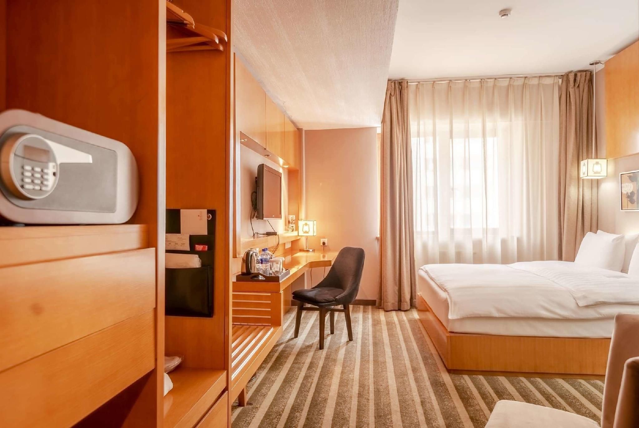 1 King Bed Deluxe Room