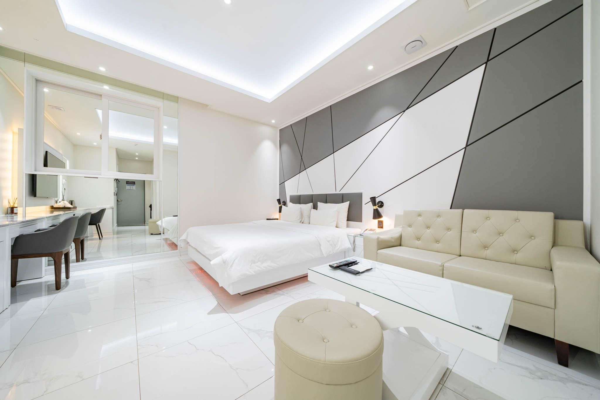 Wonju WJ Hotel Full House Chandelier Room