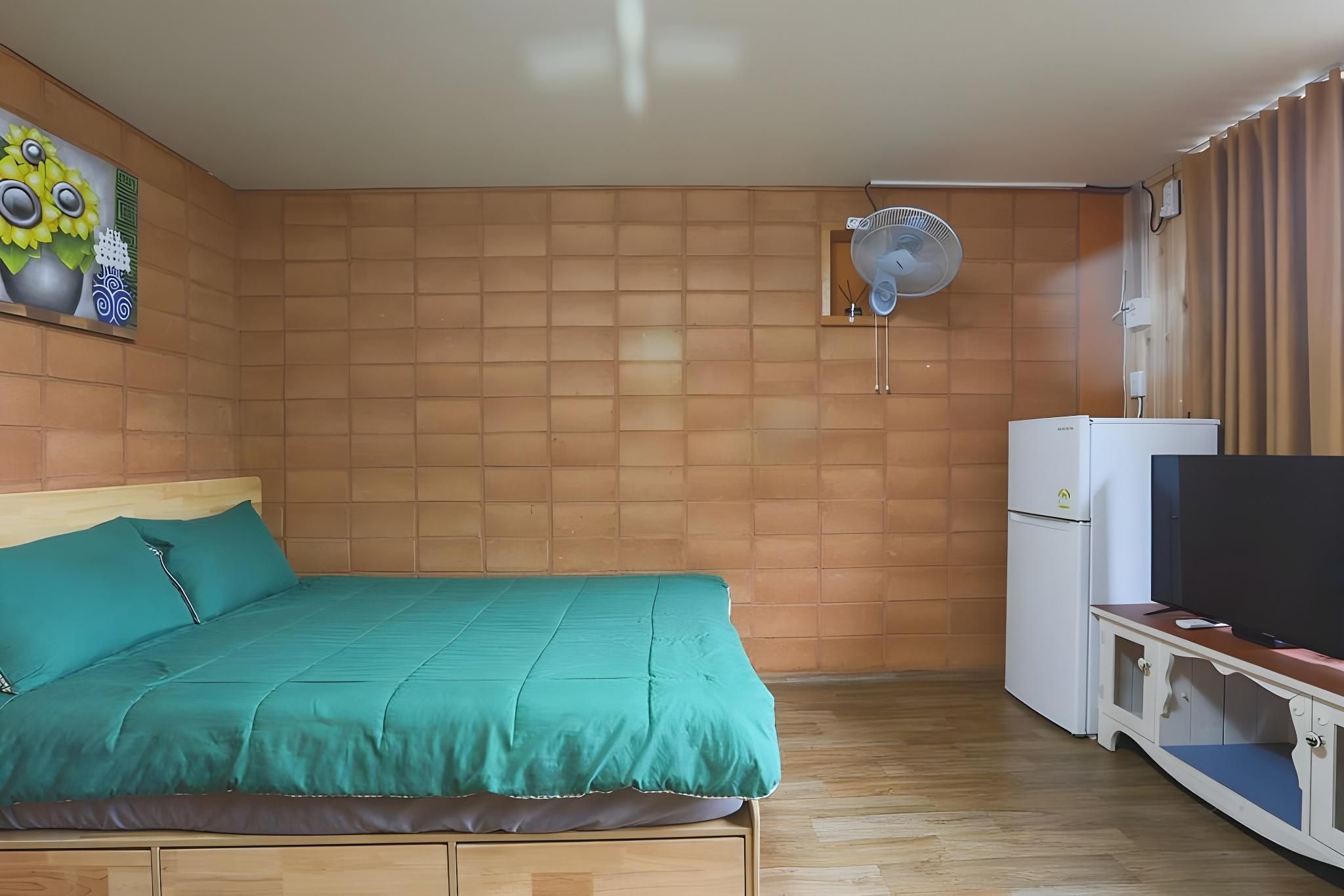 Room 203 Red Clay Bed Room