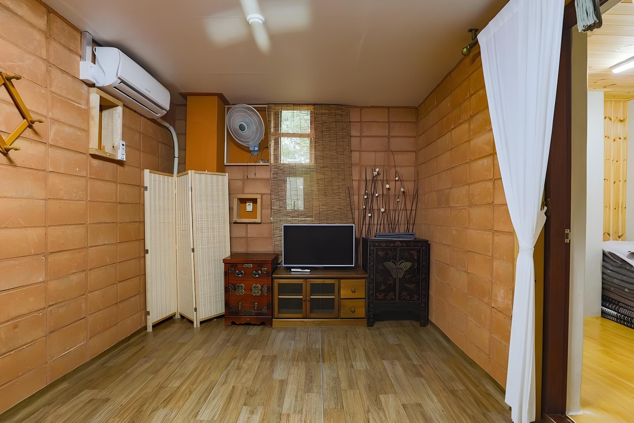 Room 201 Red Clay Ondol Room