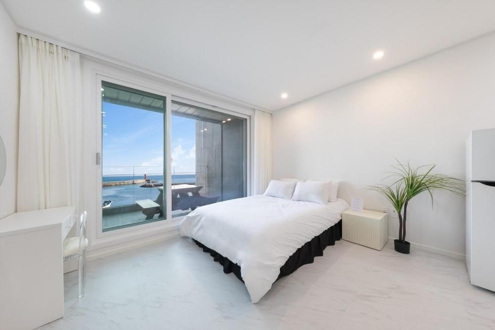 Double Room with Sea View 3