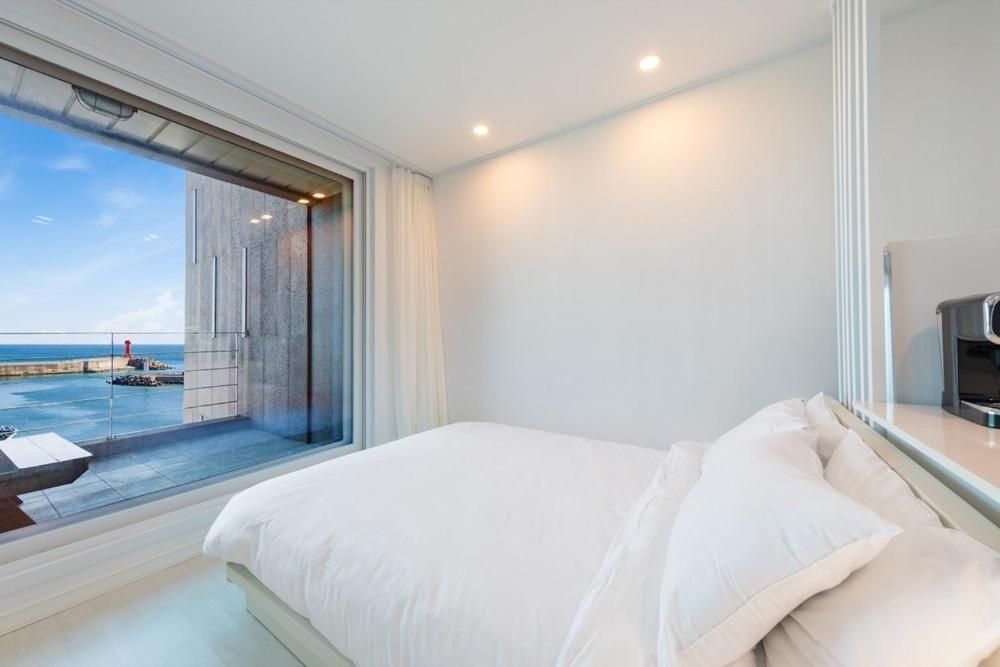 Double Room with Sea View 5