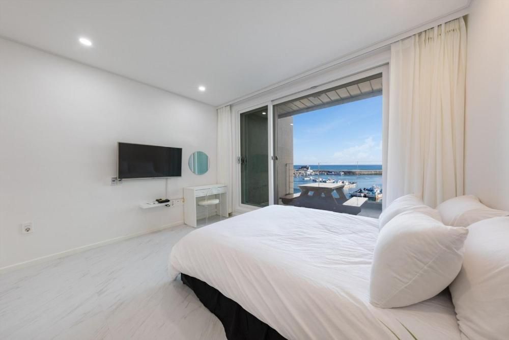 Double Room with Sea View 3