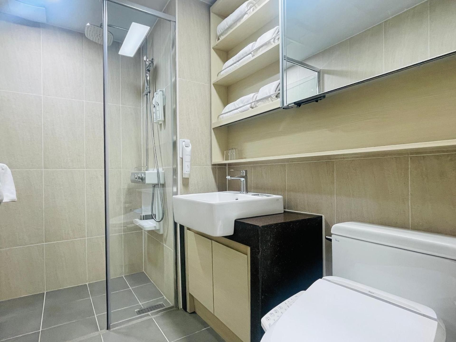 Ocean Stay E7 In The City Family Room with Sea View 2