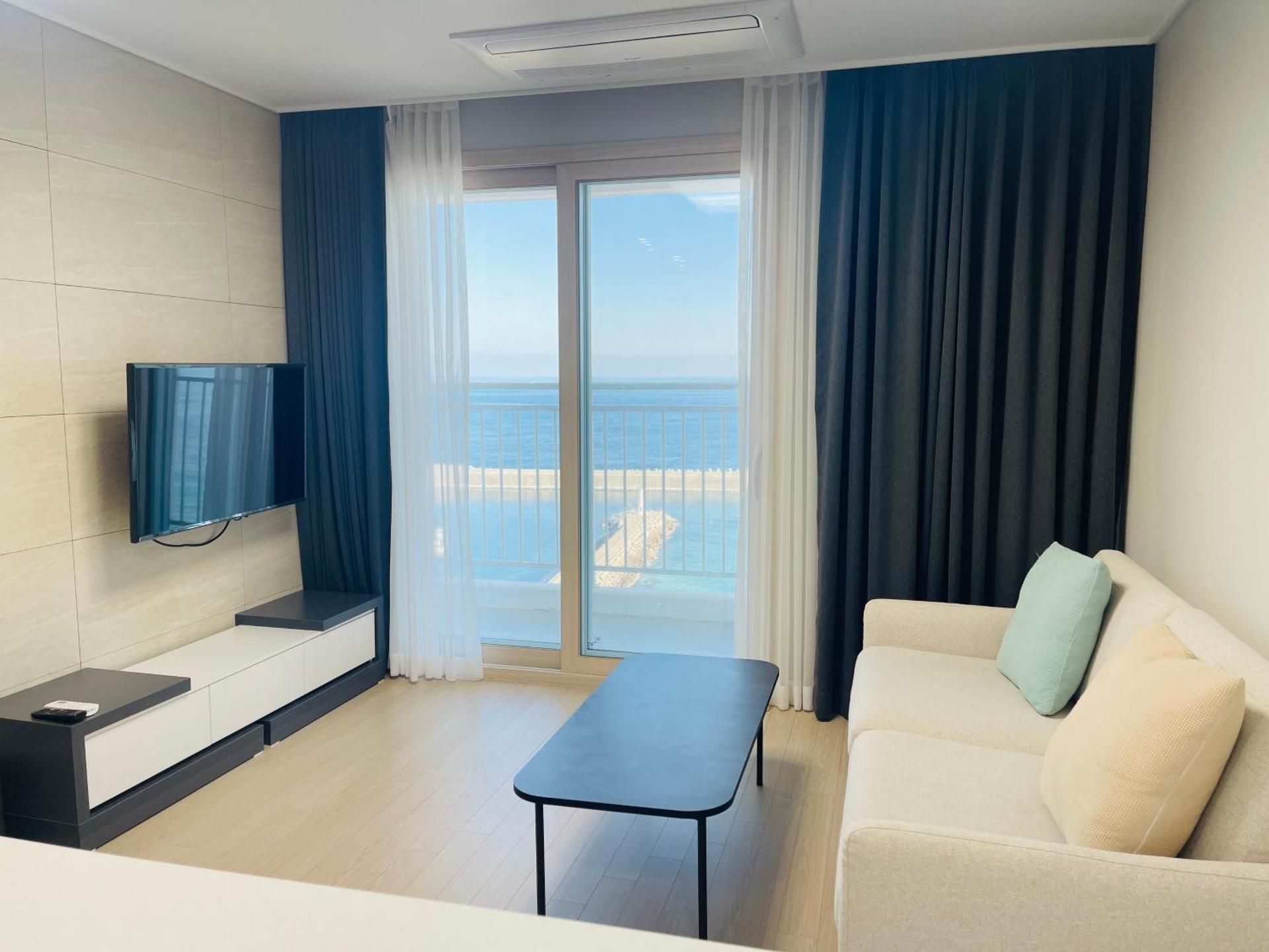 Ocean Stay E7 In The City Family Room with Sea View 3