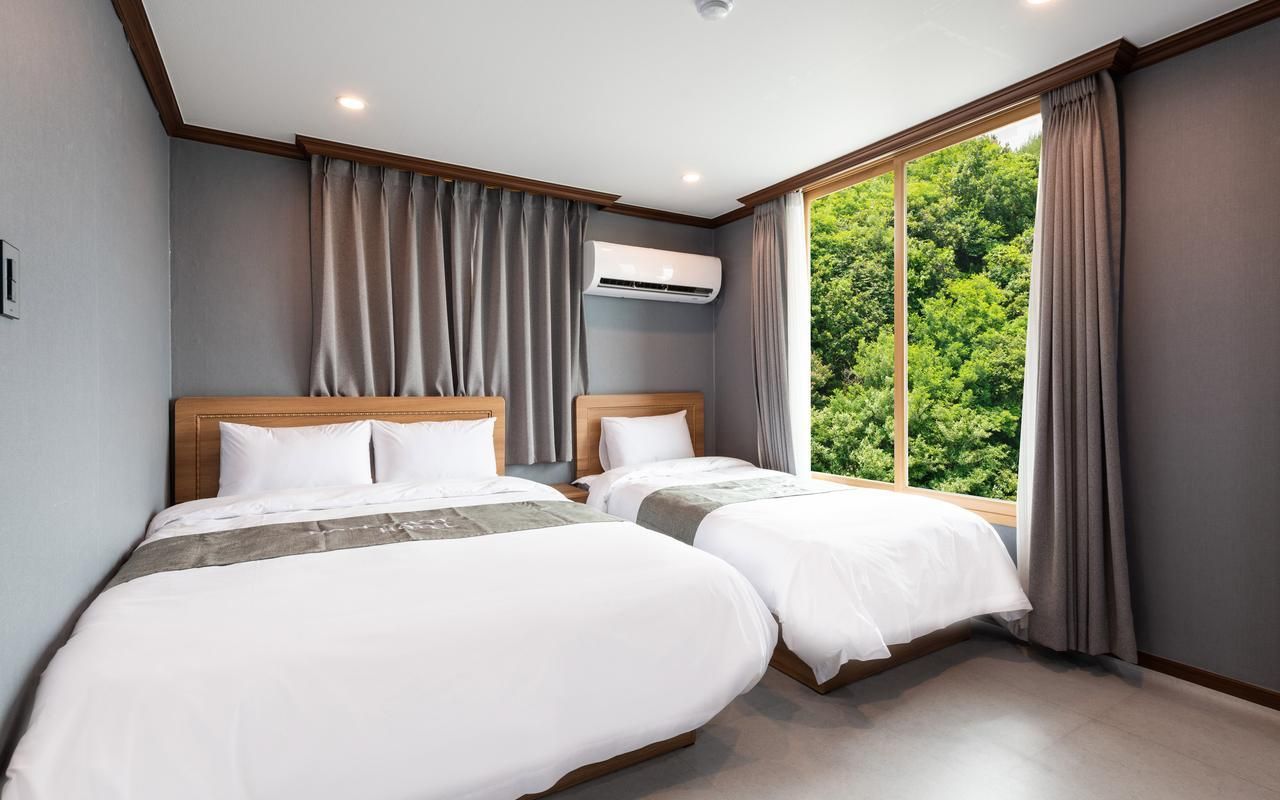 Yang Yang Port View Hotel Deluxe Twin 3