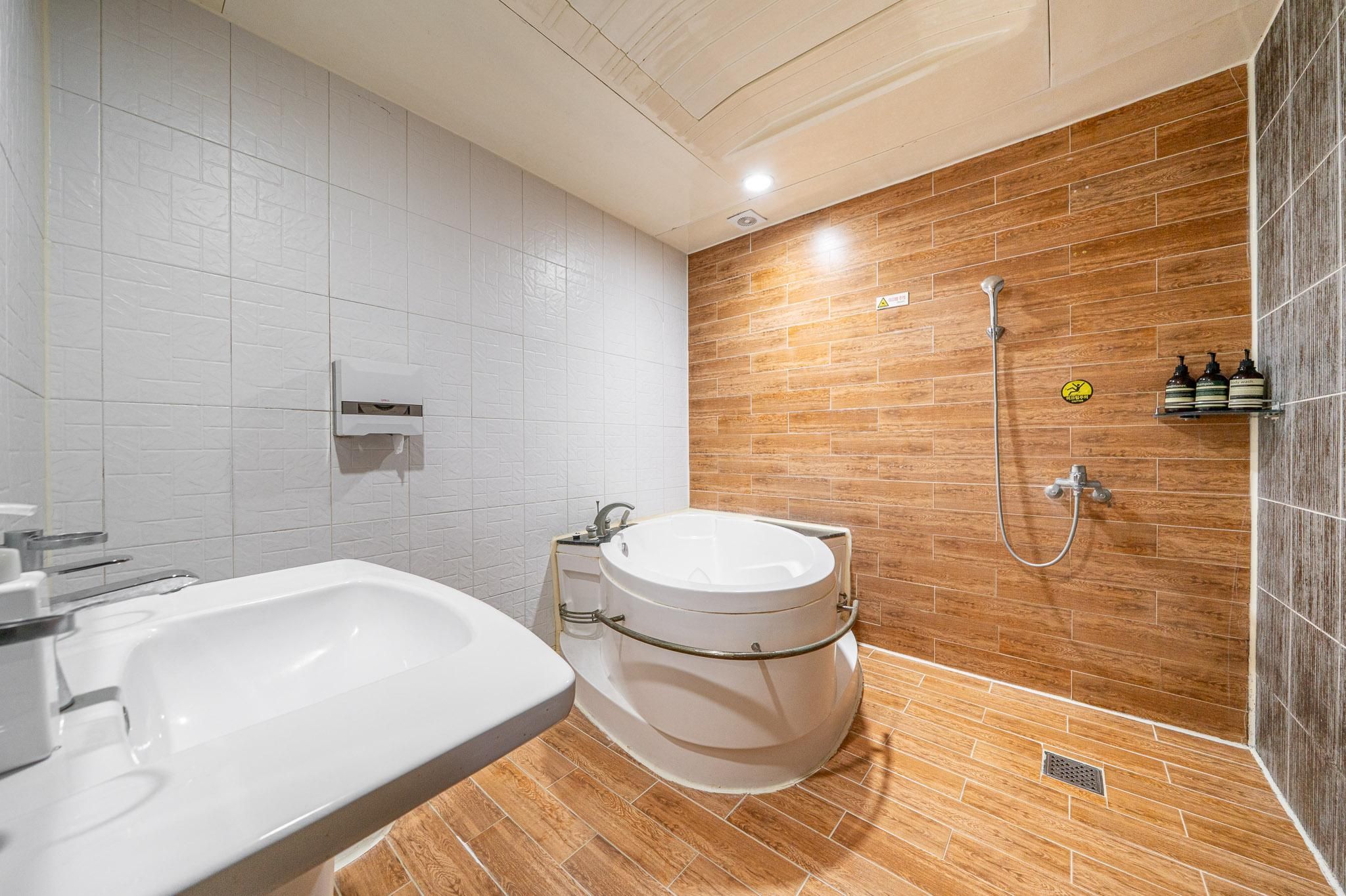 Yesan Deoksan Baekje Hotel Seonwha Twin Room 3