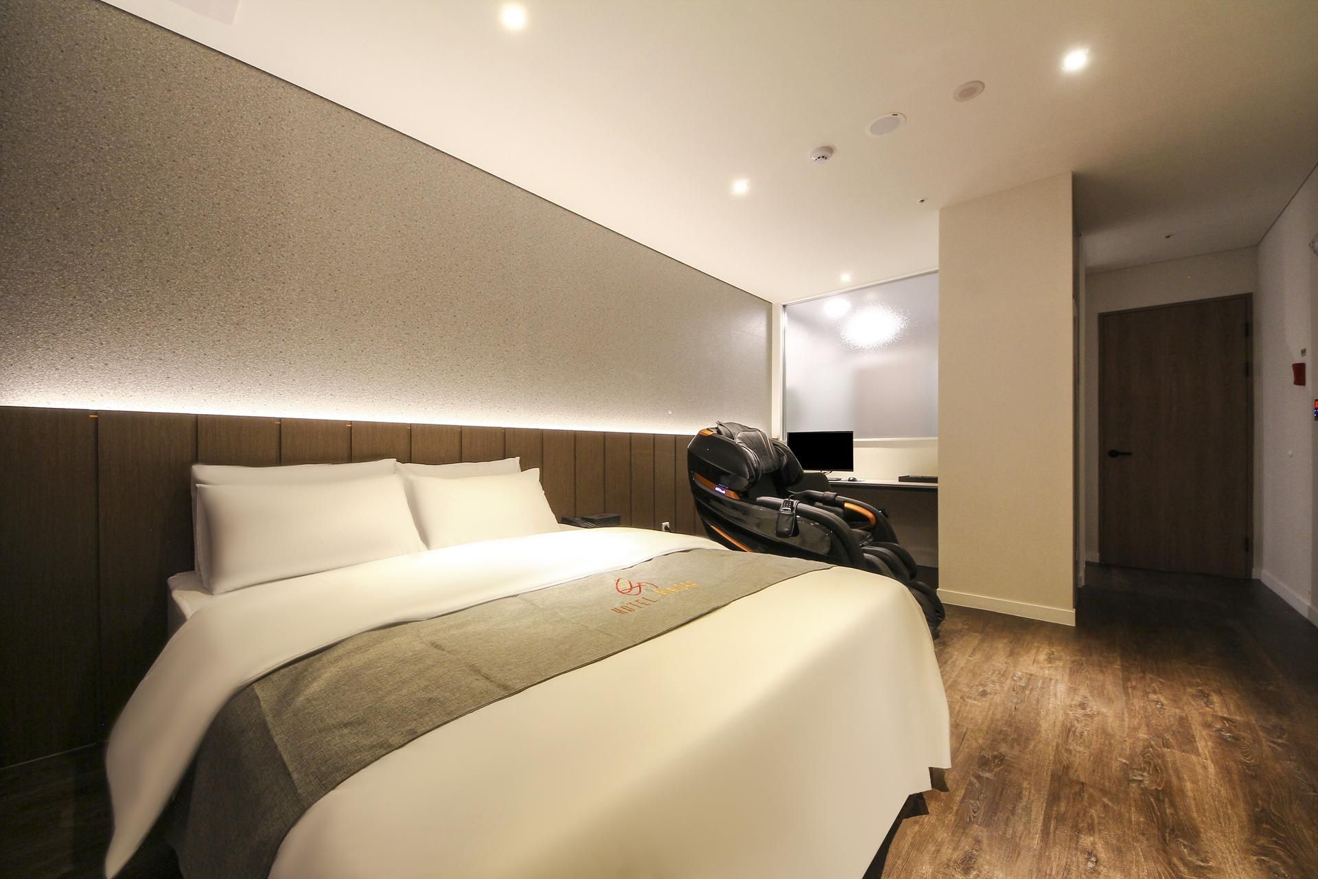 Aurora Hotel Deluxe Massage Chair - LG 65 Inch TV, Massage Chair, Styler, Air Purifier, OTT Free 2