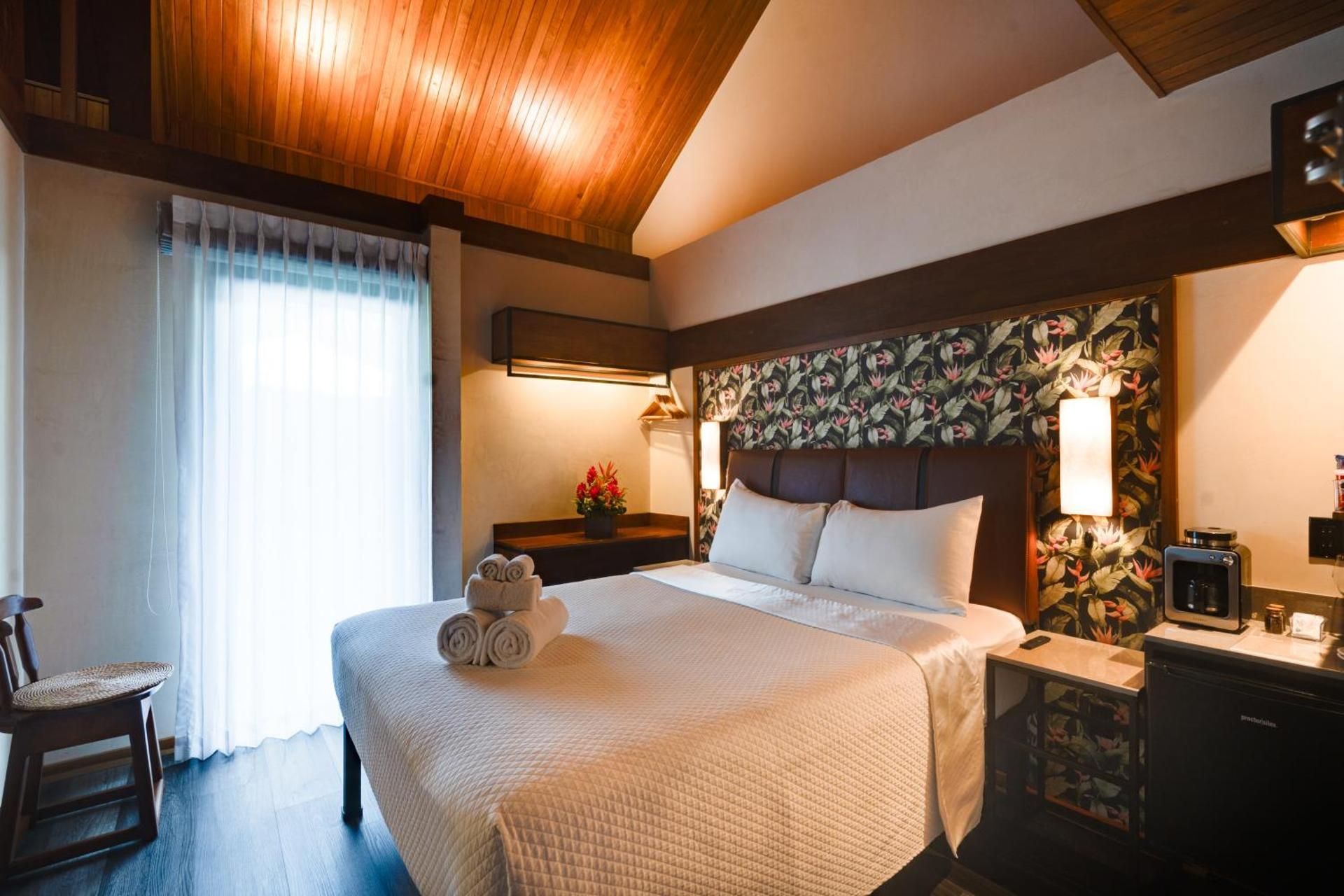Stand Queen Room
