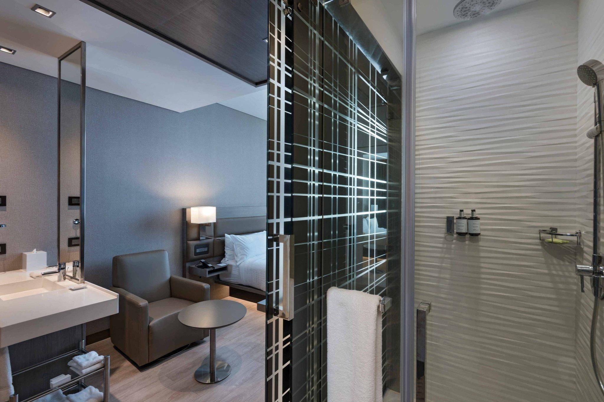 Deluxe Guest room, 1 King, Balcony