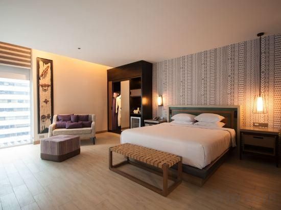 1 King Bed With Atrium View
