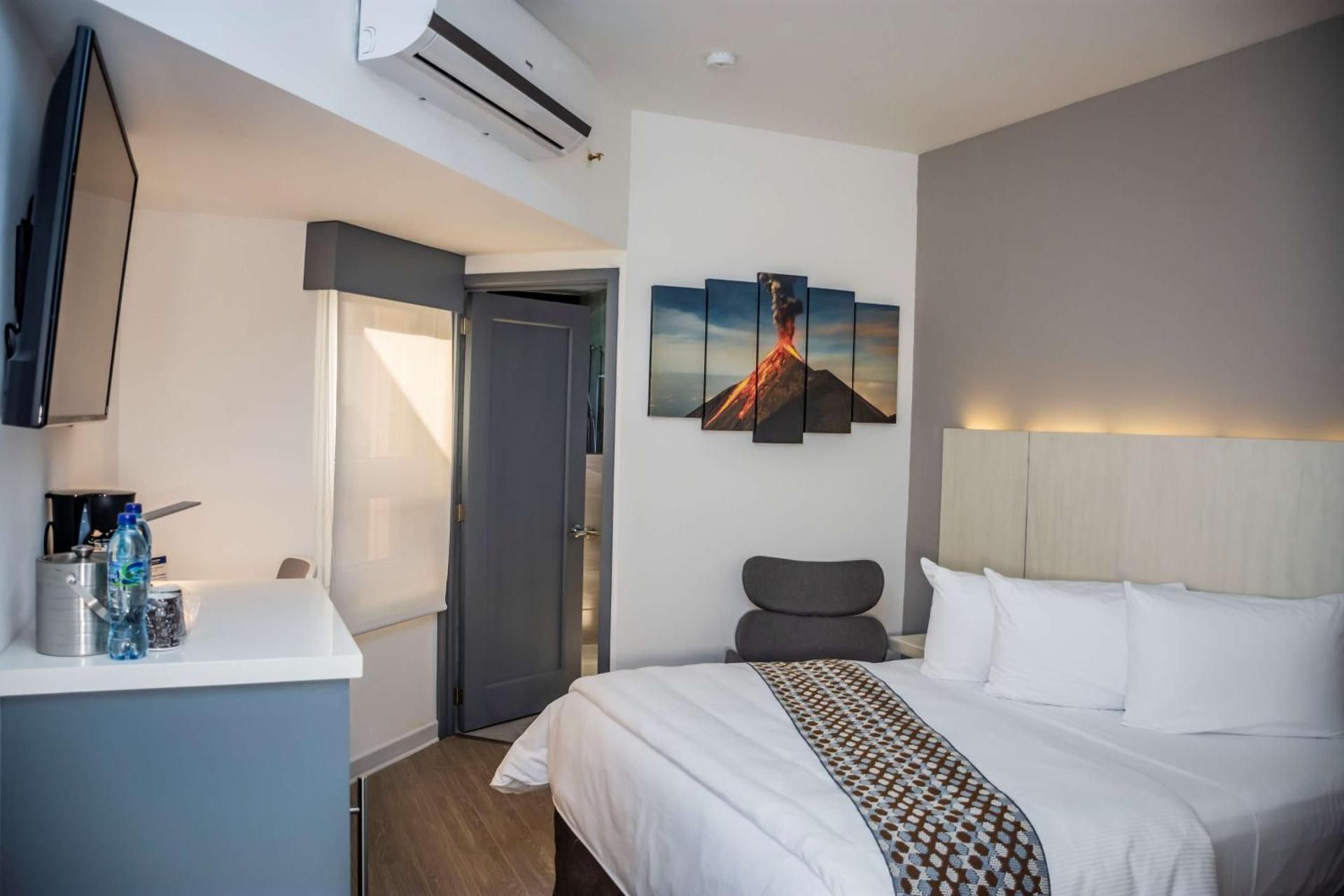 1 Queen Bed, NonSmoking, Superior Room
