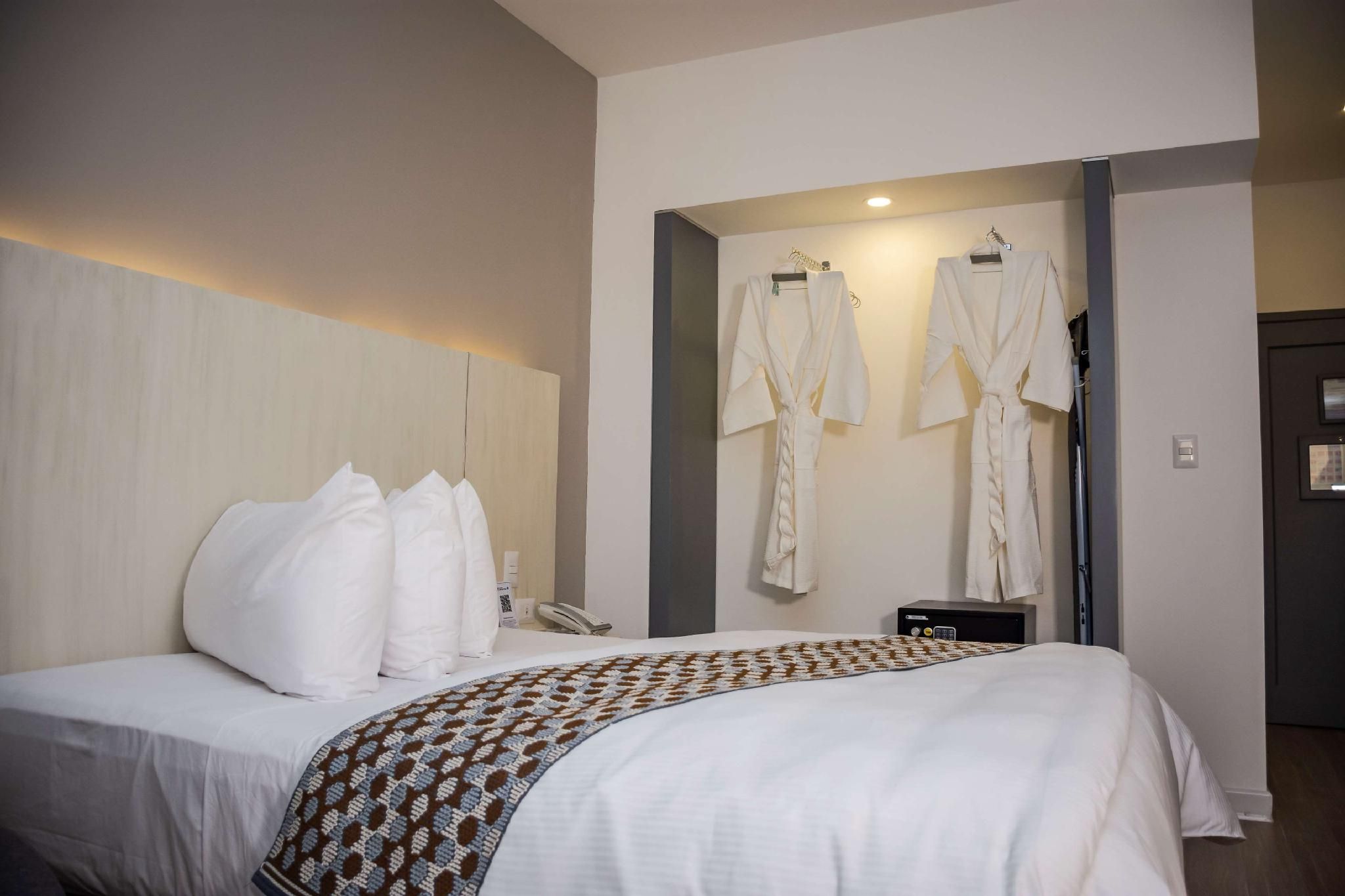 1 Queen Bed, NonSmoking, Superior Room