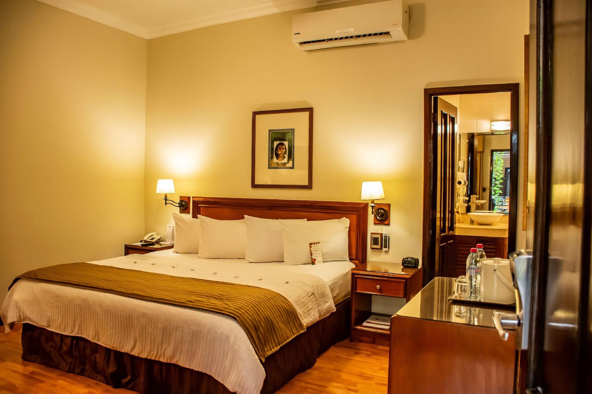 1 King Bed, Smoking Room