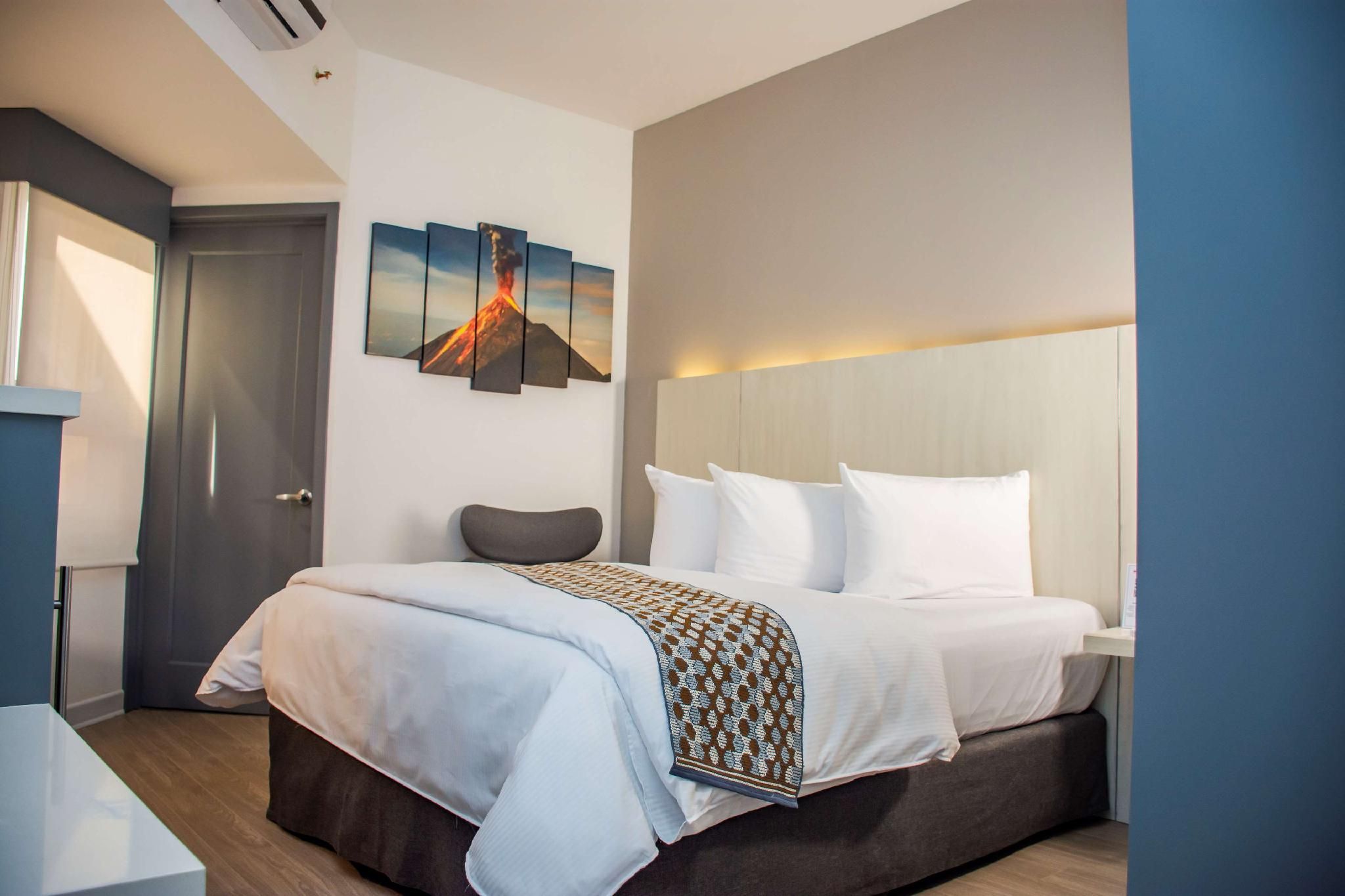 1 King Bed, NonSmoking, Superior Room