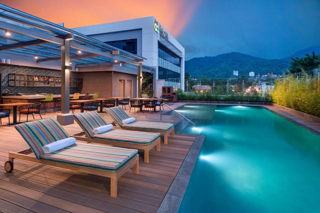 swimming pool [outdoor]