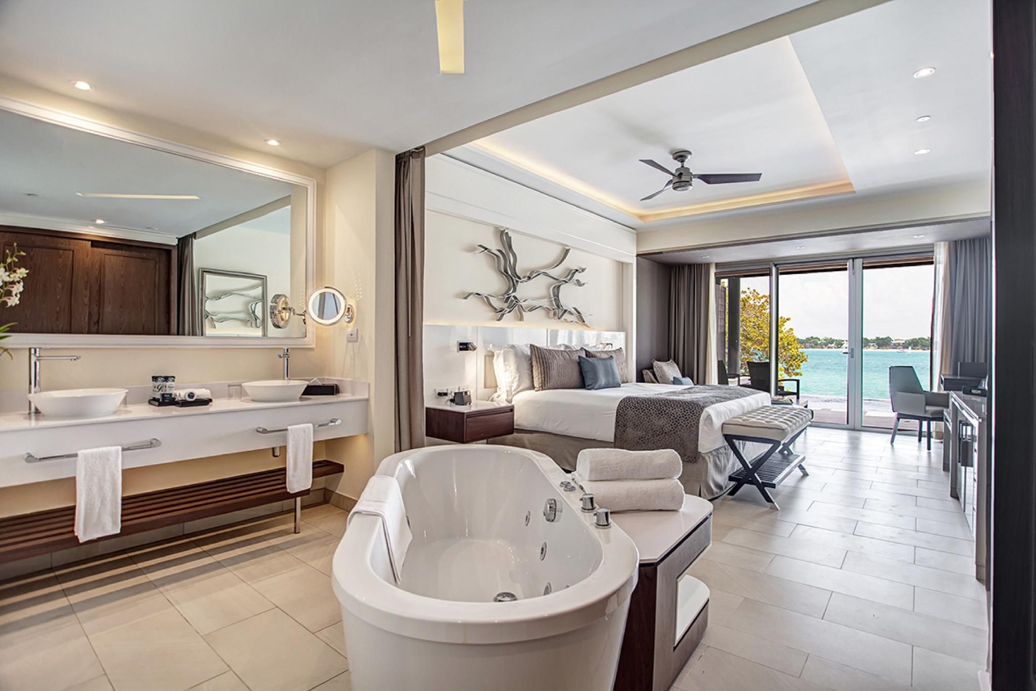 Luxury Junior Suite Swim Out Diamond Club