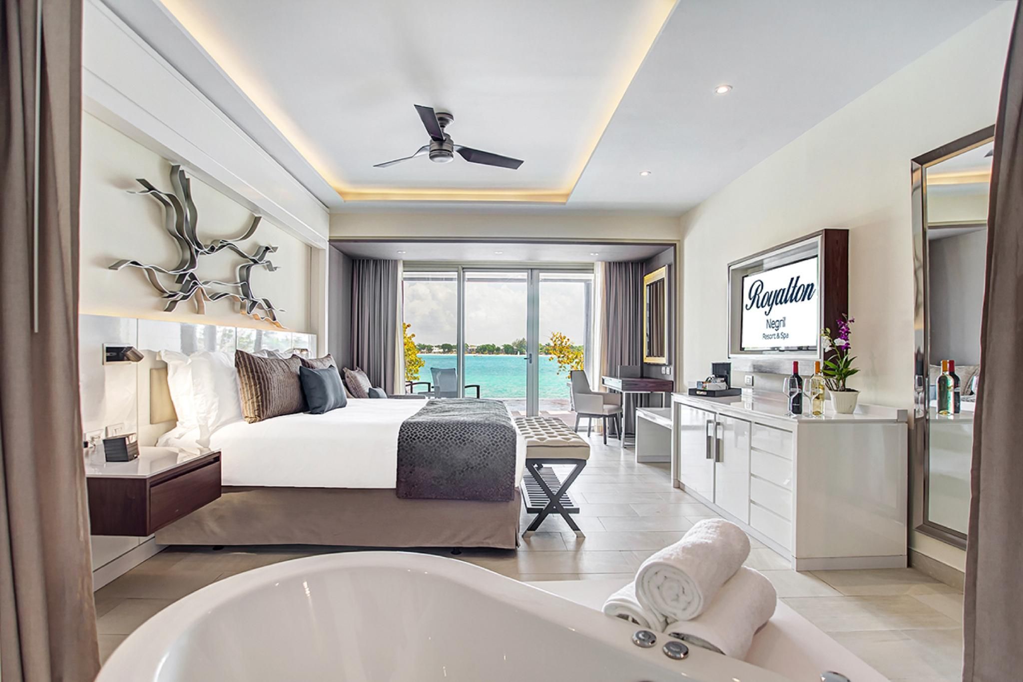 Luxury Junior Suite Swim Out Diamond Club
