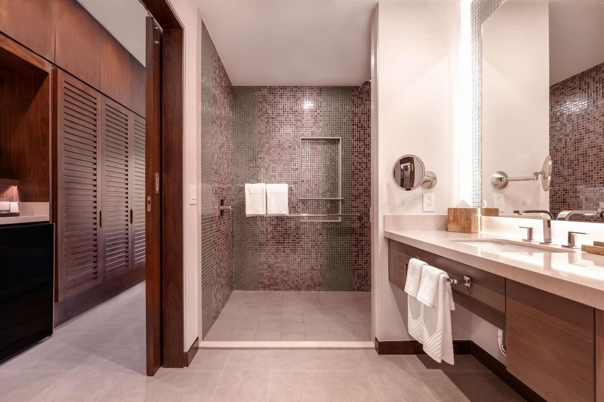 1 King Mobility/Hearing Accessible Ri Shower