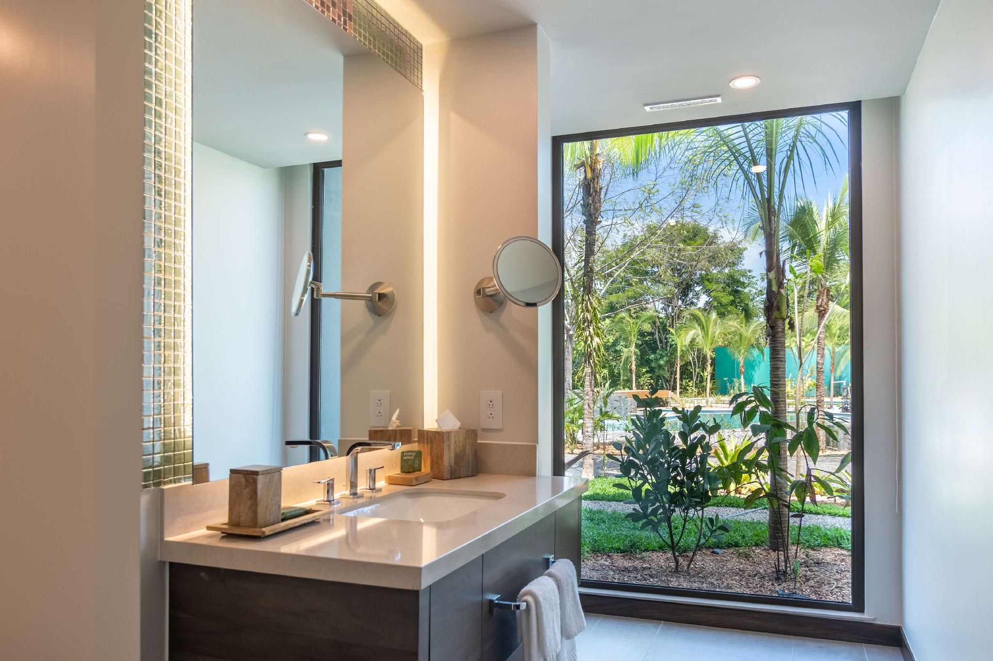 2 KING BEDS 2 BEDROOM GARDEN SUITE W/ KITCHEN