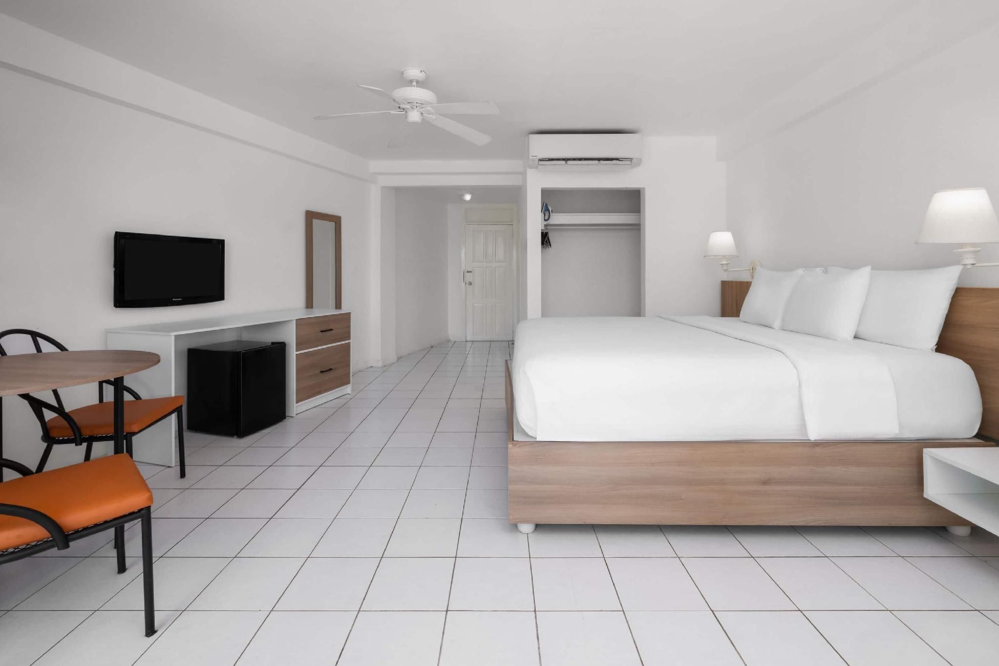 1 King Bed, Non-Smoking