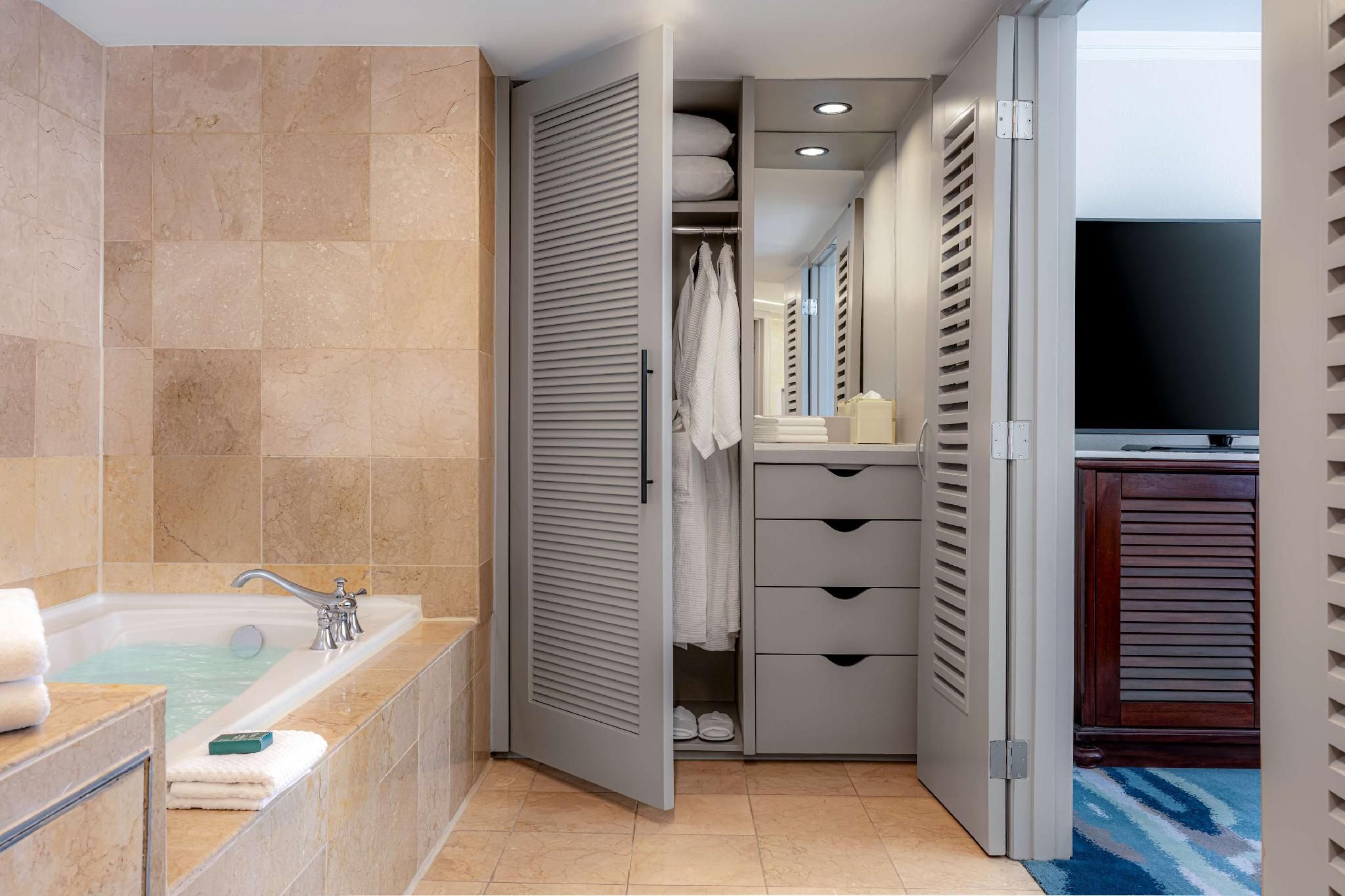PALM BEACH CLUB OCEAN VIEW SUITE 1 KING BED