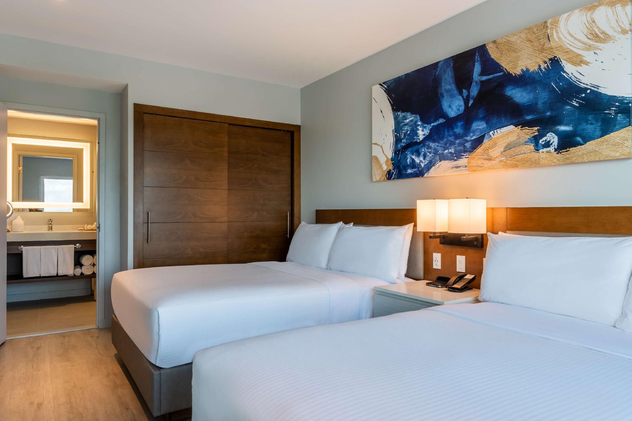 2 QUEEN BEDS 1 BEDROOM SUITE - PARTIAL OCEAN