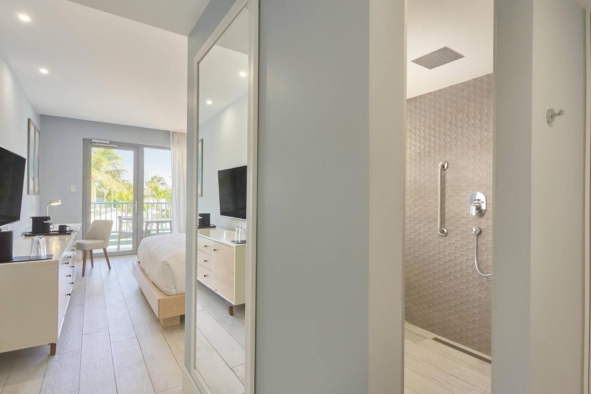 Guest room, 1 King, Pool View, Balcony