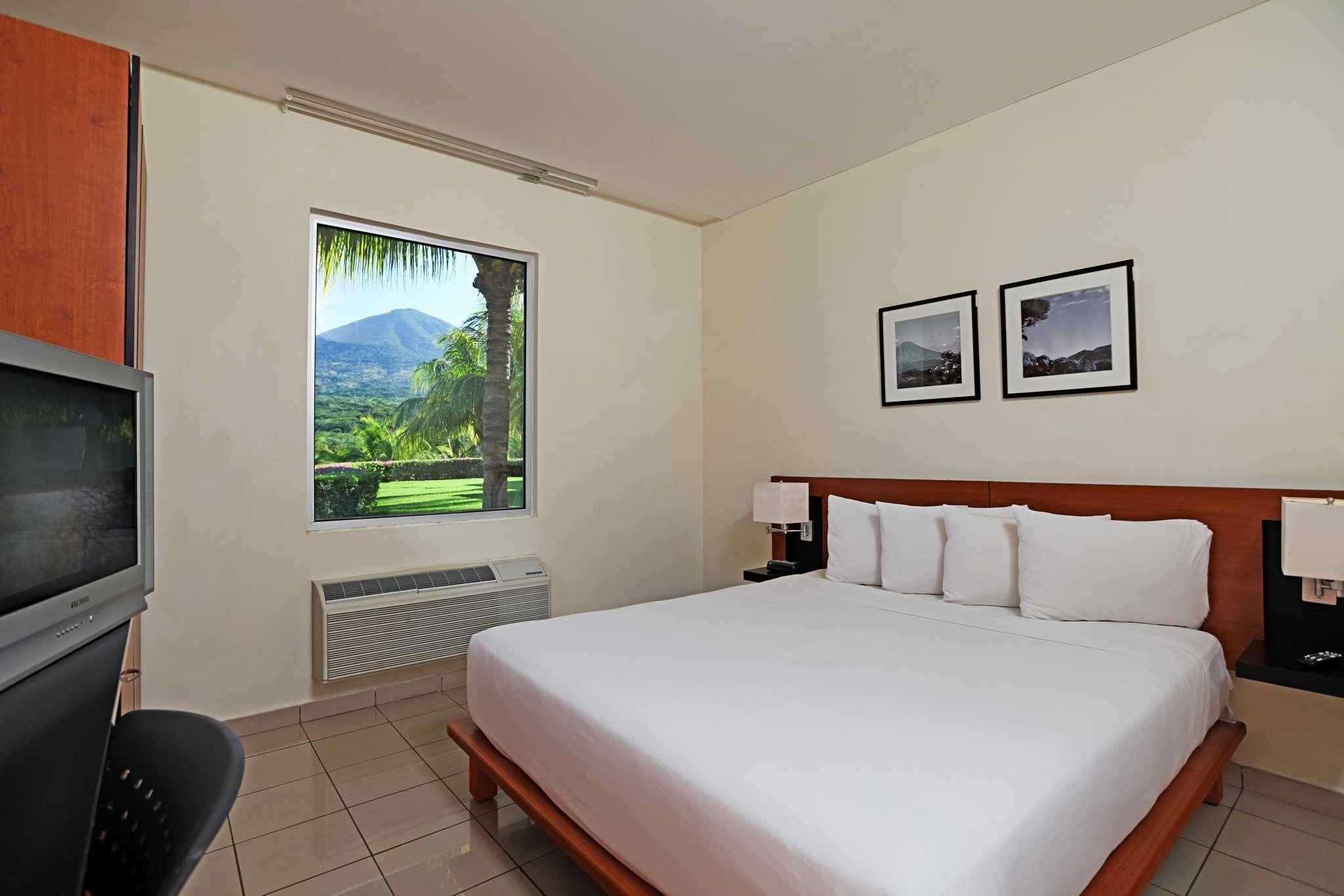 1 Queen Bed Nonsmoking Room