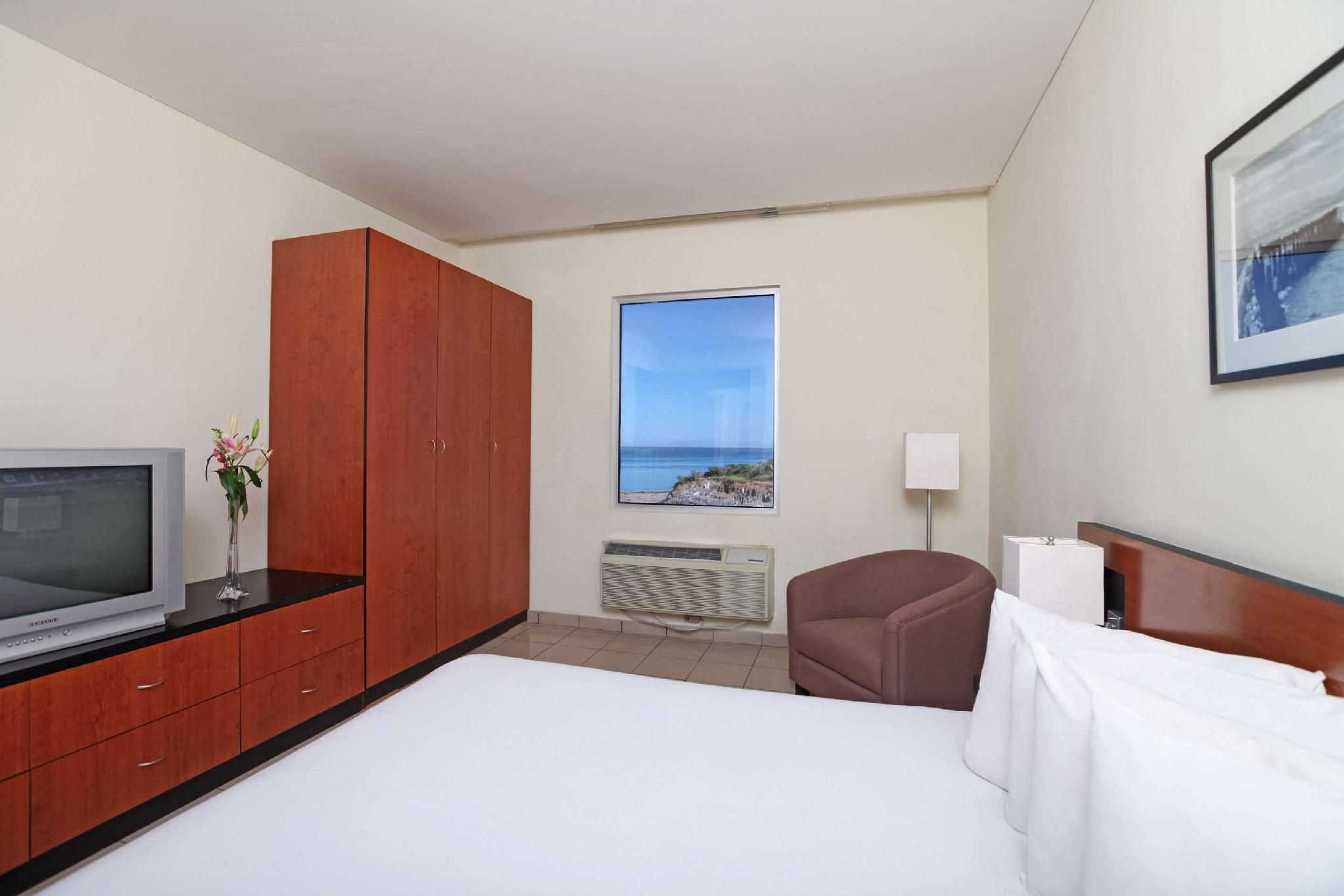 1 Queen Bed Efficiency Suite Nonsmoking Room