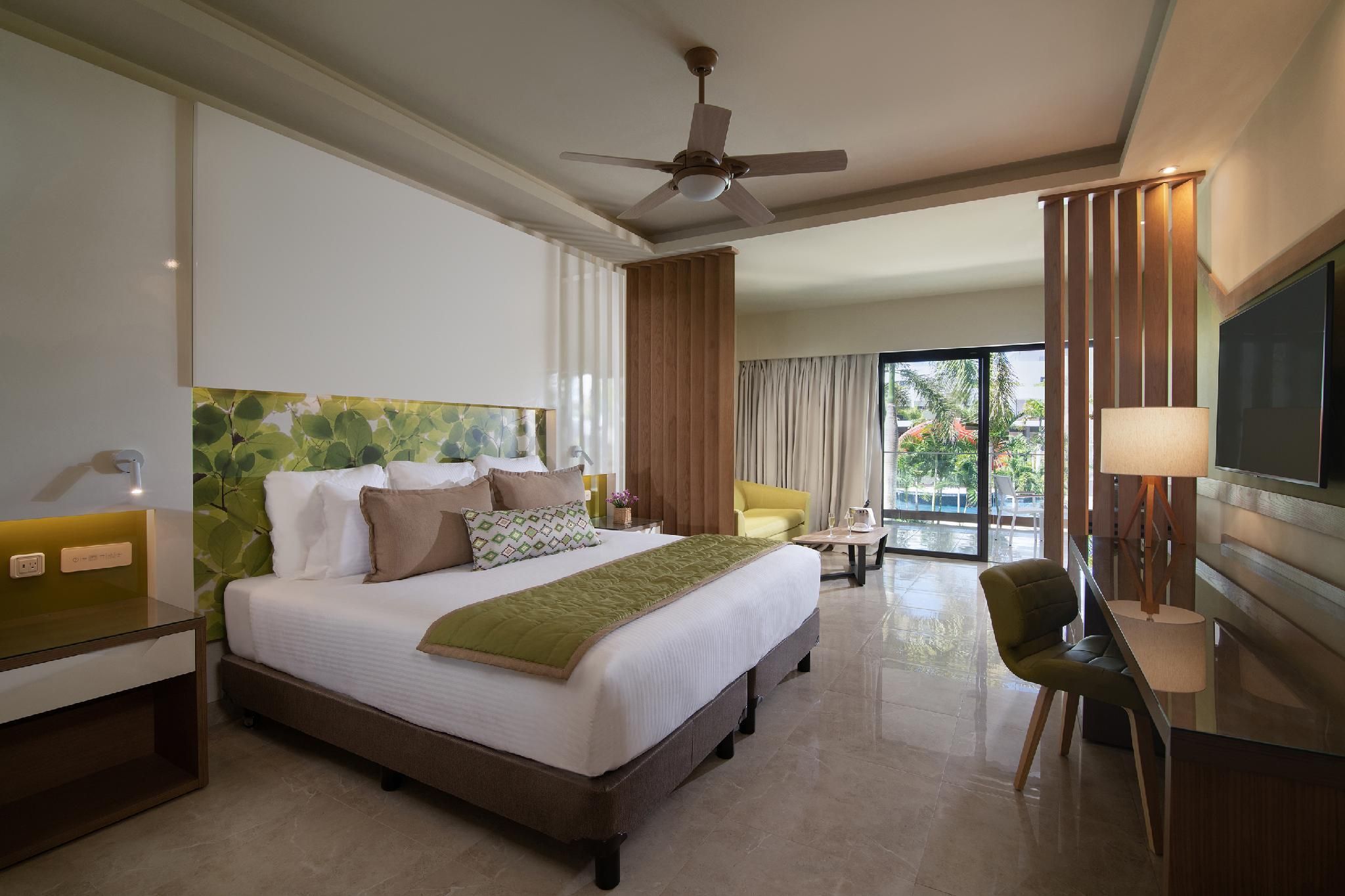 Premium Junior Suite Pool View King Bed