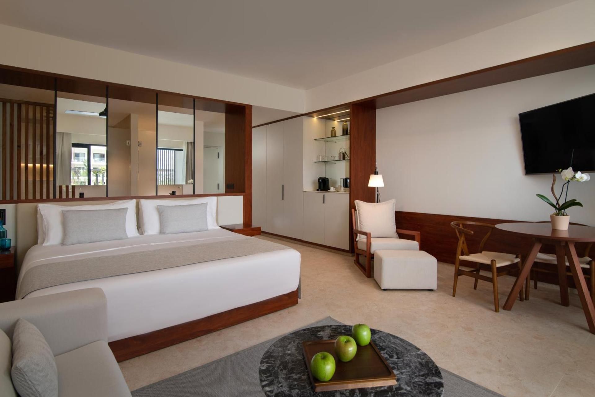 Junior Suite Deluxe Pool View, 1 King