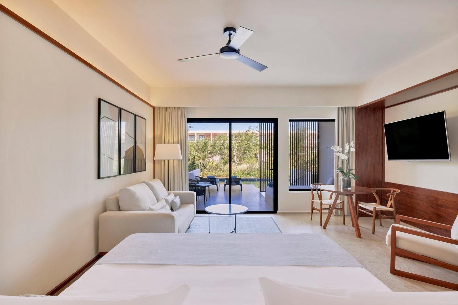 Aqua Junior Suite Swim-Up Pool View