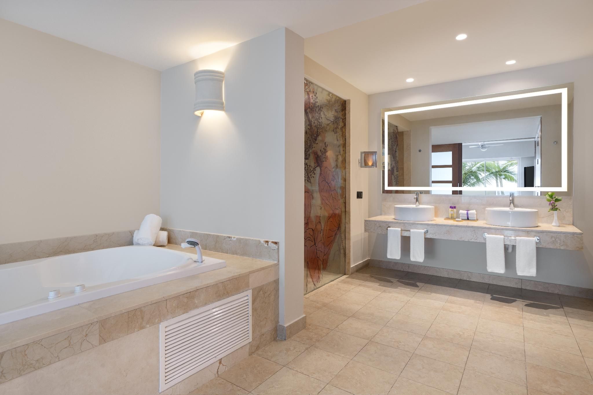 Xhale Club Master Suite Ocean Front King - All Inclusive