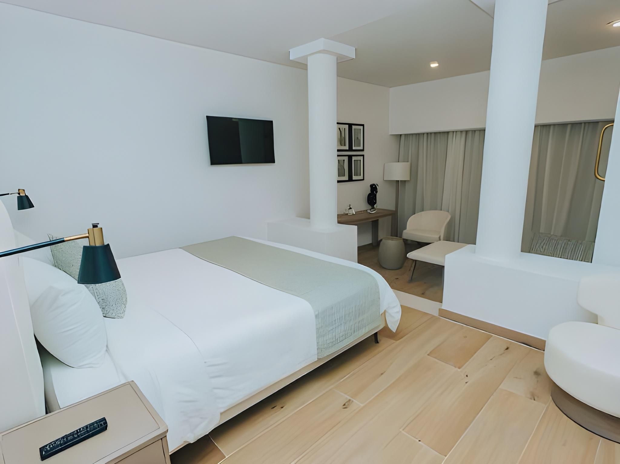 Family Club Jr Suite Swimout (2 adults + 3 children)