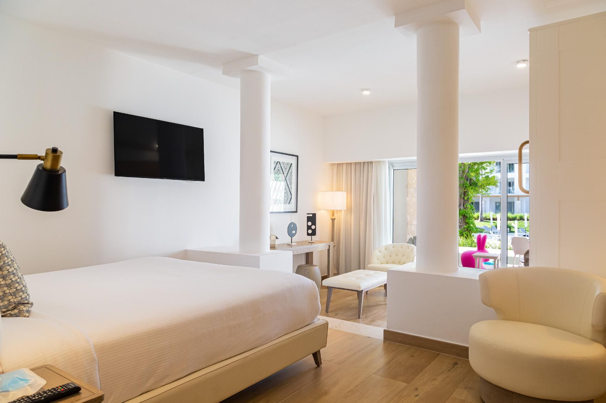 Family Pool Floor Suite