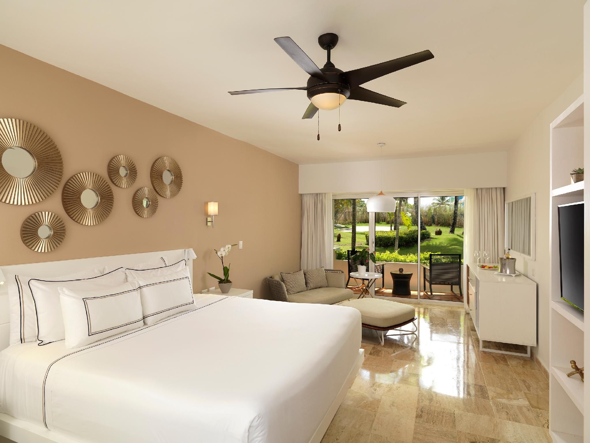 The Level Suite Tropical Palms