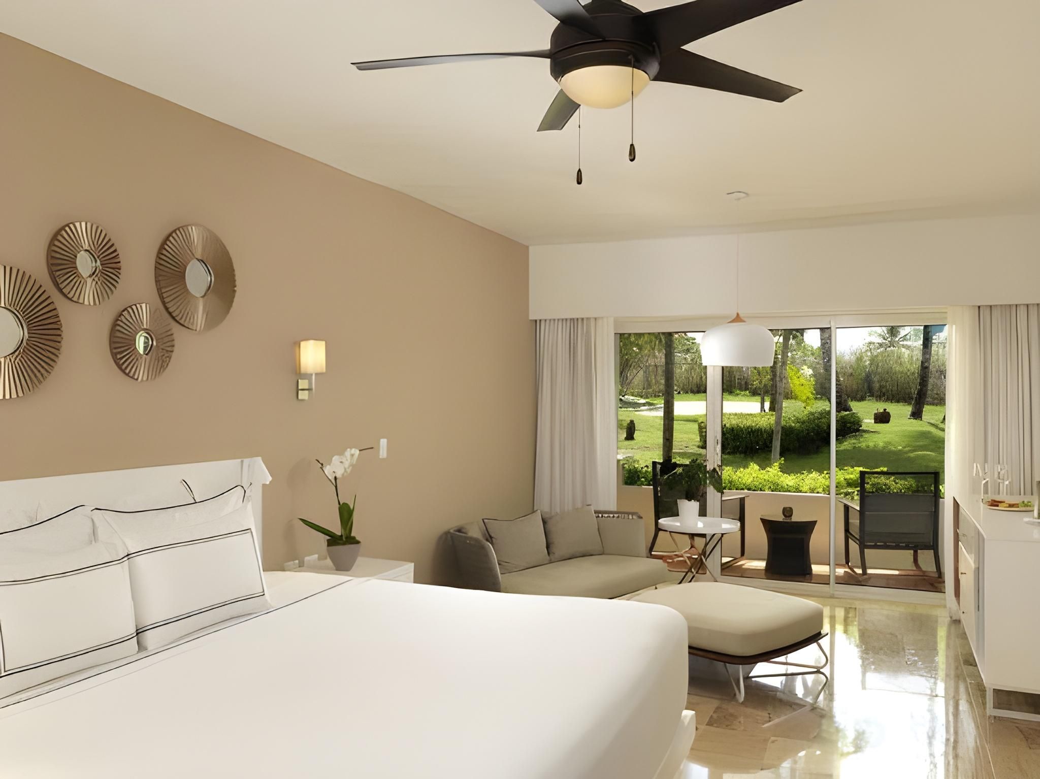 The Level Master Suite Tropical Palms