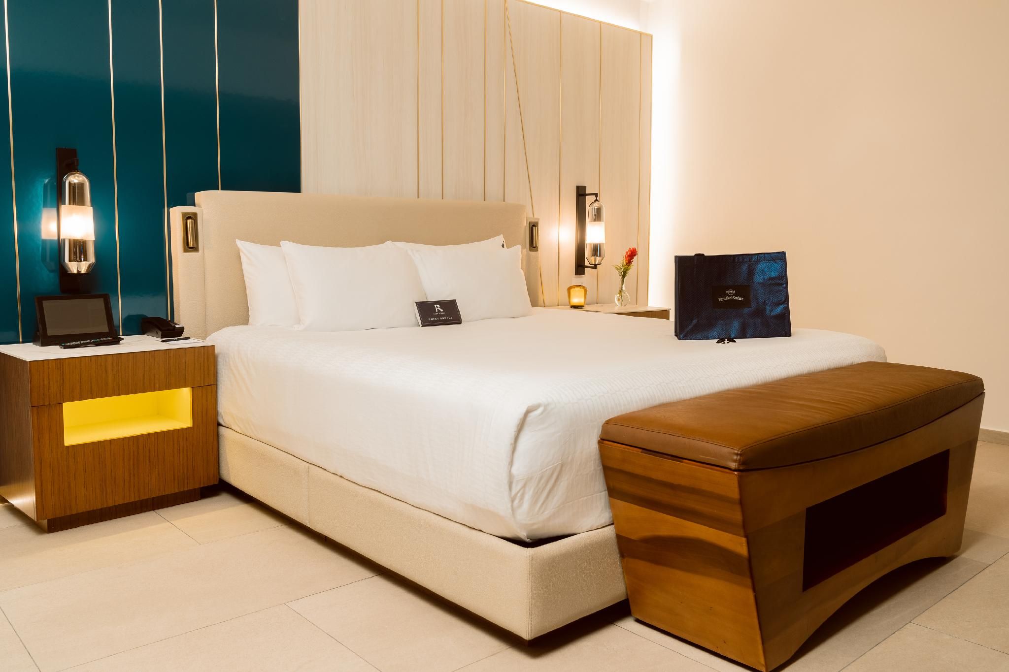 Rock Royalty Caribbean Sand Suite with King and Sofa Bed
