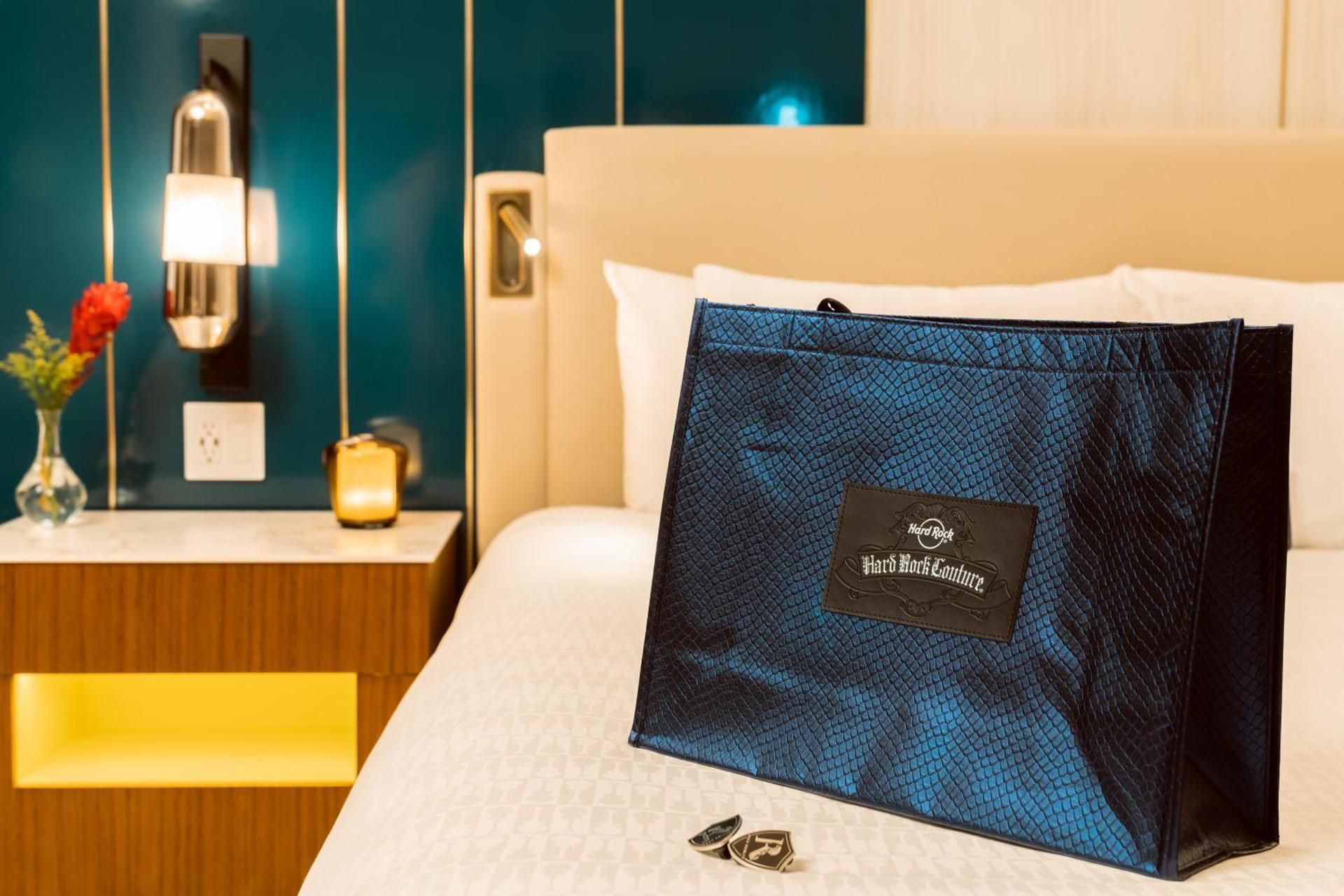 Rock Royalty Caribbean Sand Suite with King and Sofa Bed