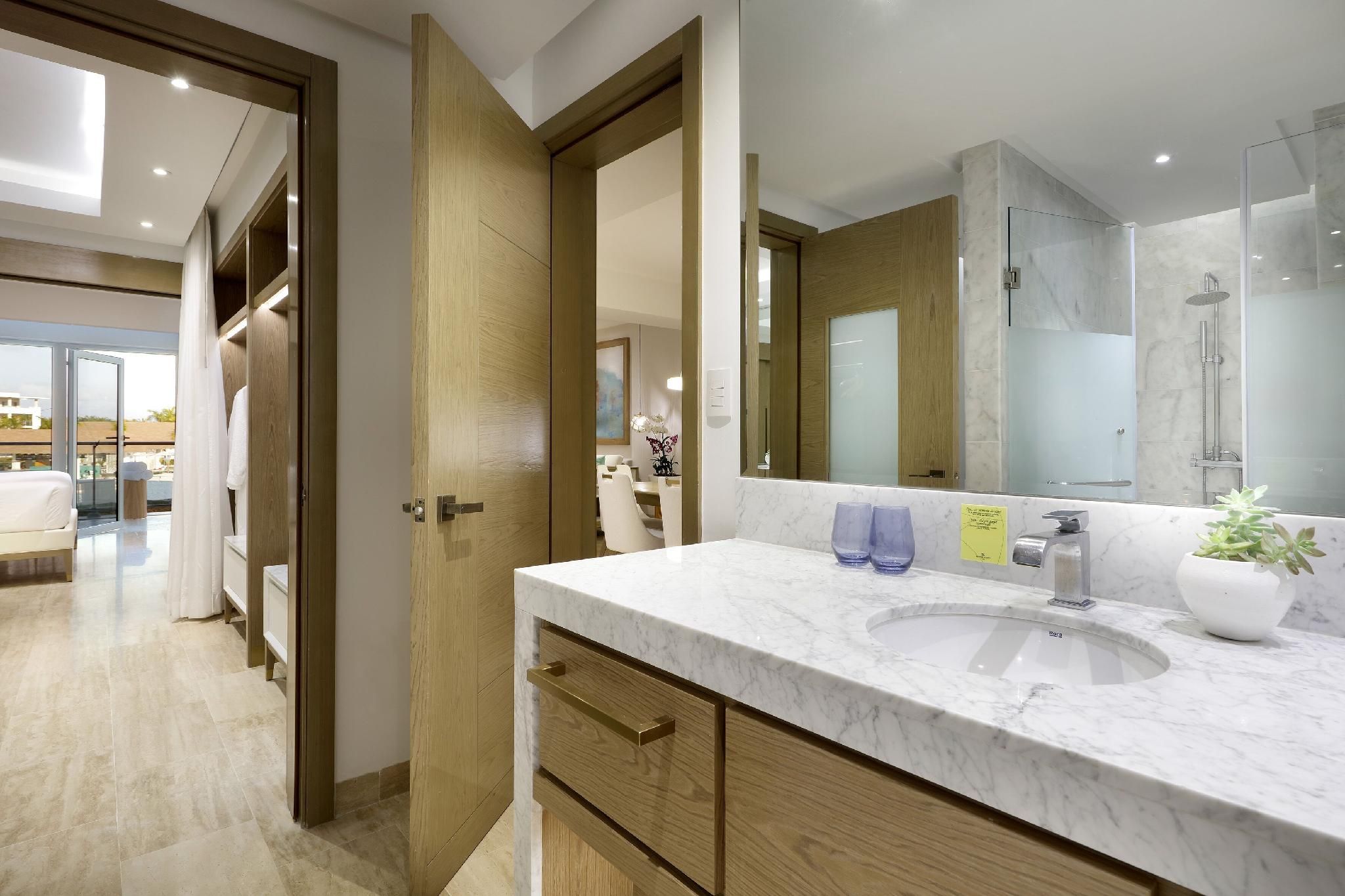 Two-Bedroom Master Corner Suite
