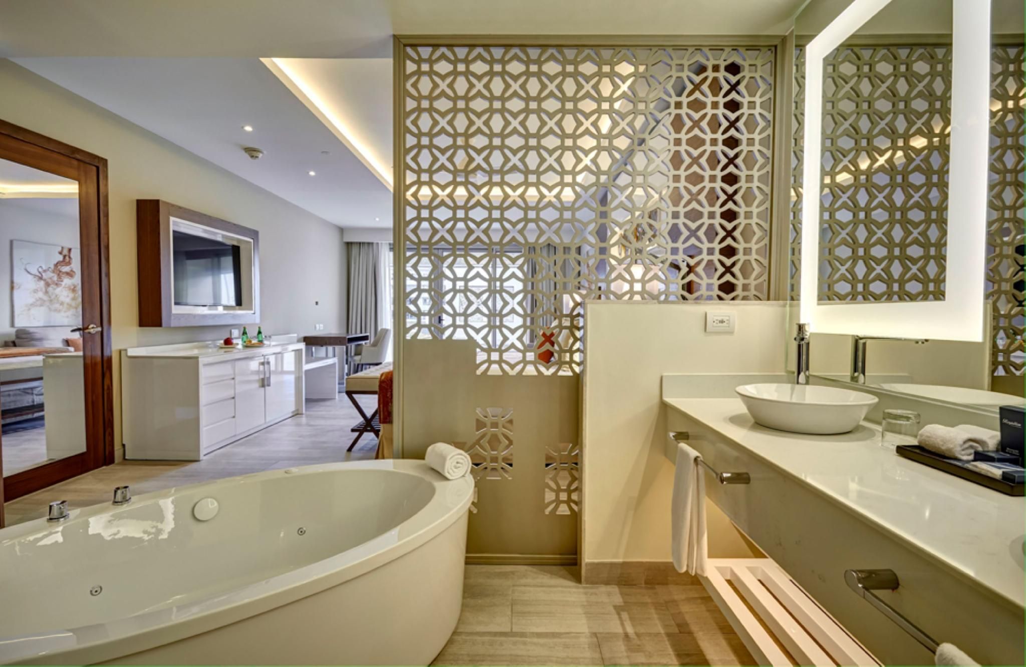 Luxury Junior Suite Swim Out Diamond Club