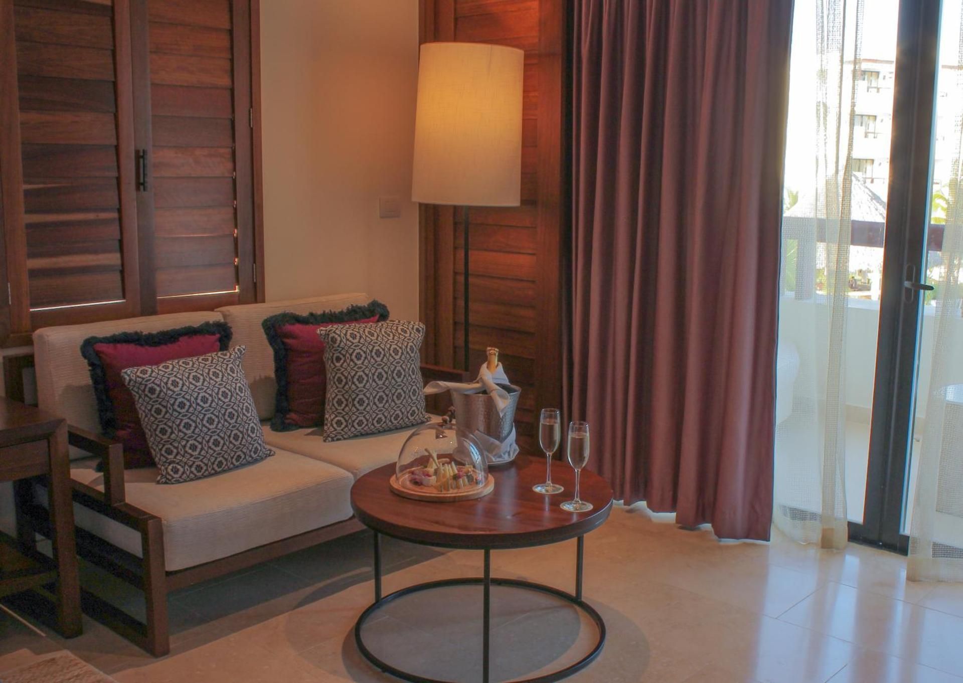 Junior Suite Partial Ocean View with king size bed