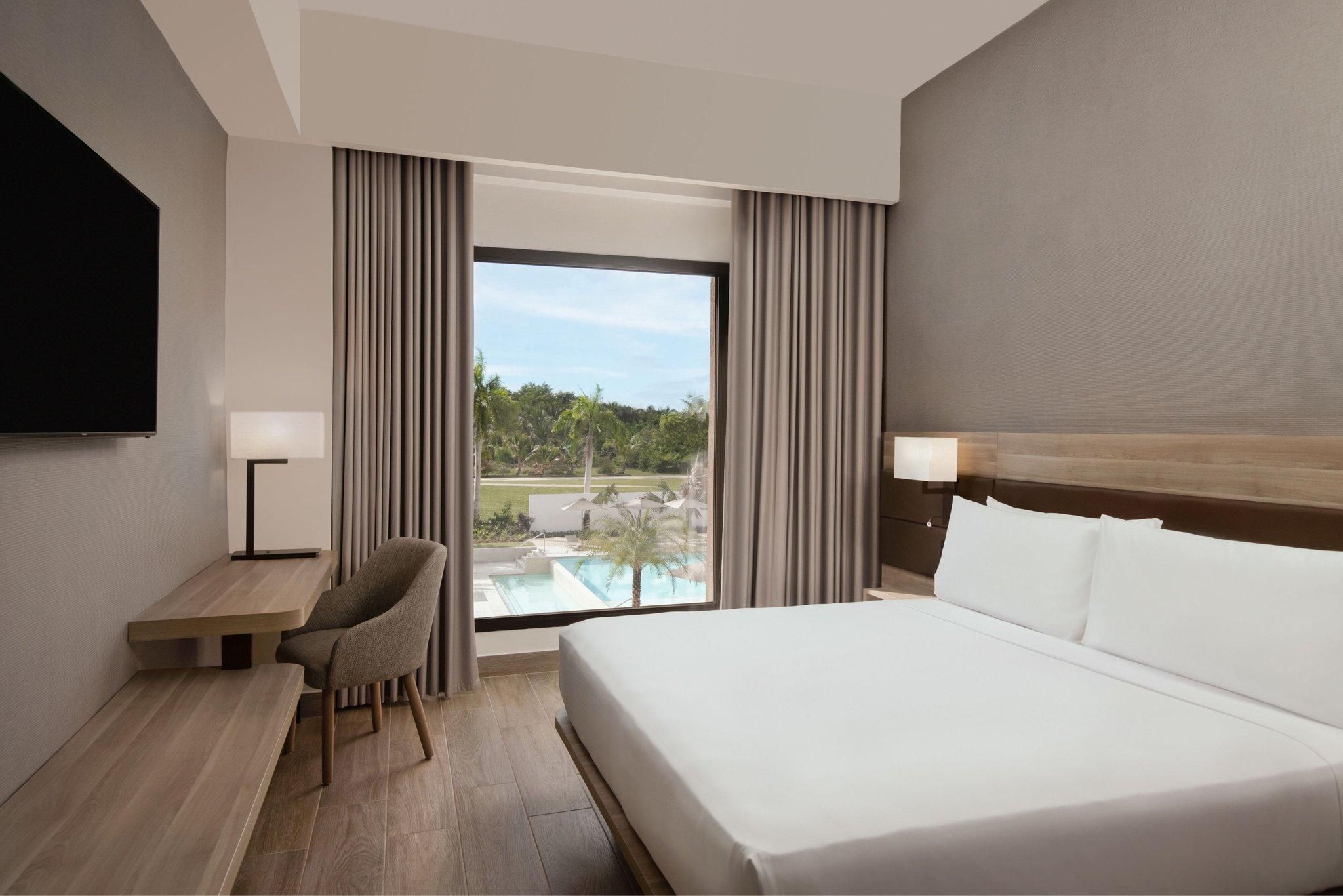 AC Deluxe, Guest room, 1 King, Pool view