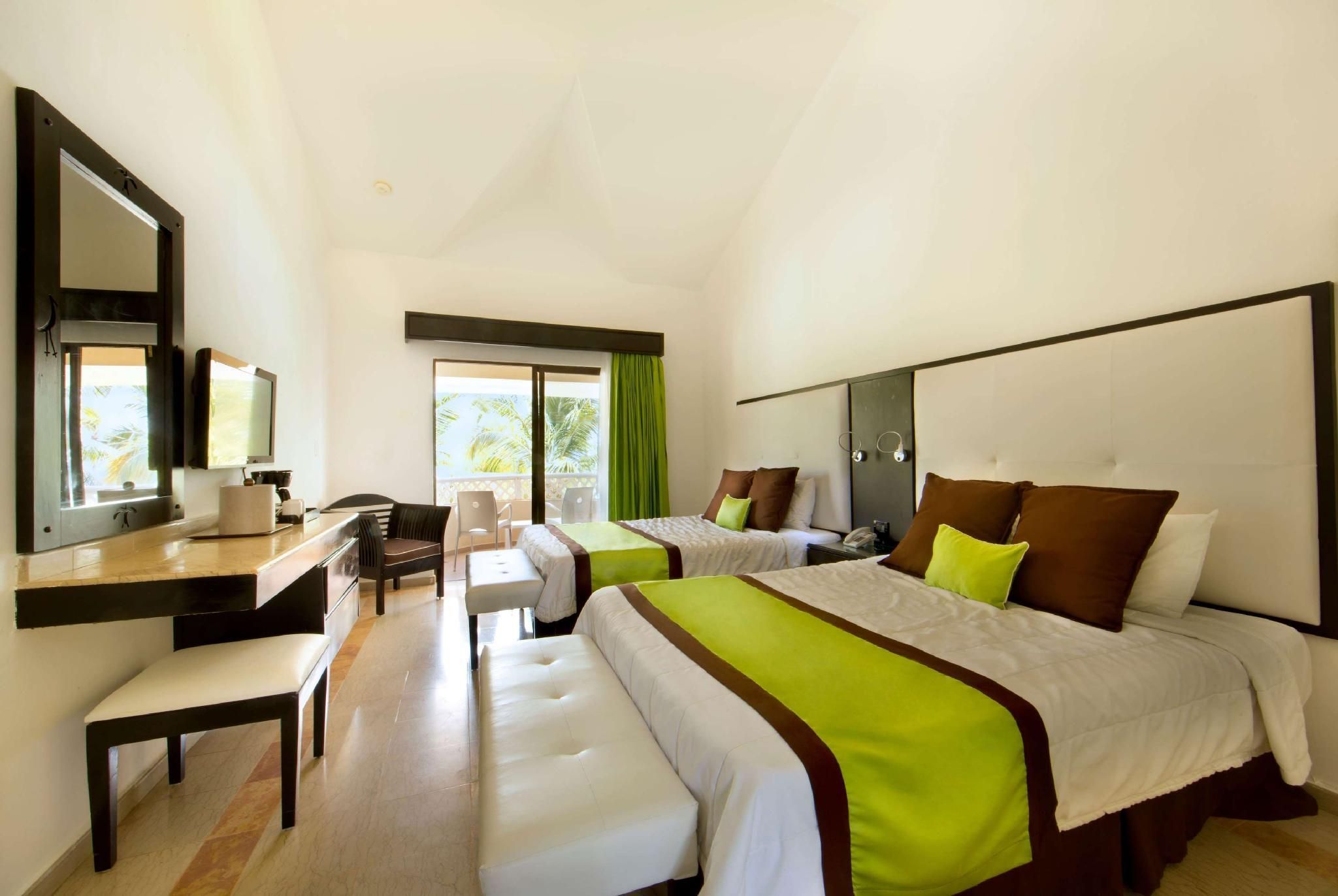 Superior Sea Front, 2 Queen Beds, Non-Smoking