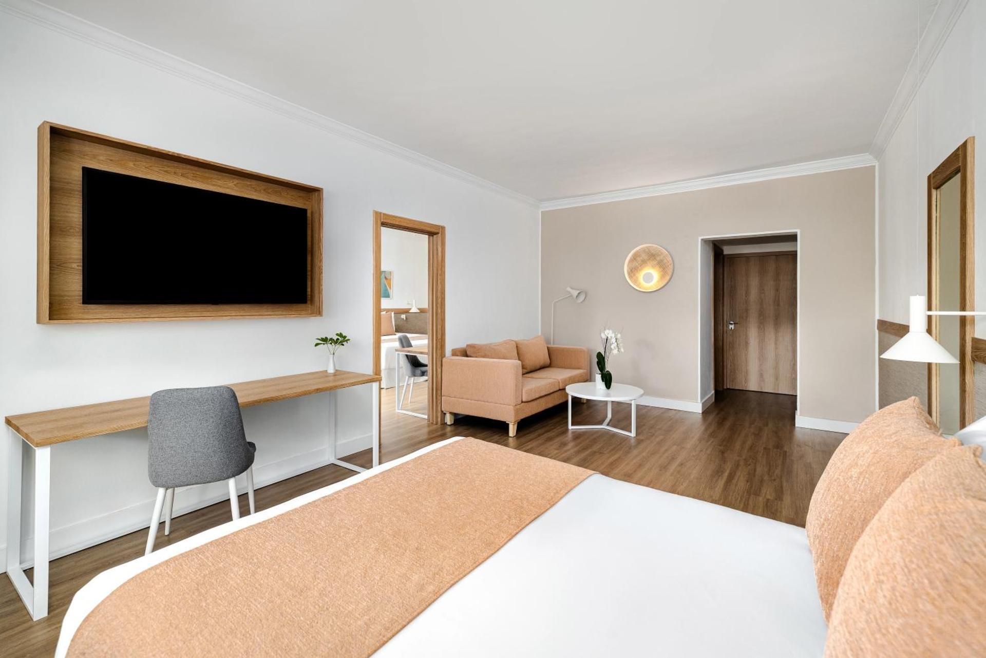 Deluxe Family Room