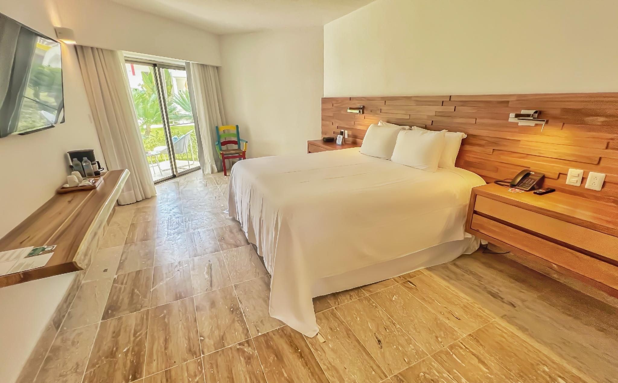 V Rooms, 1 King Bed, Non-Smoking