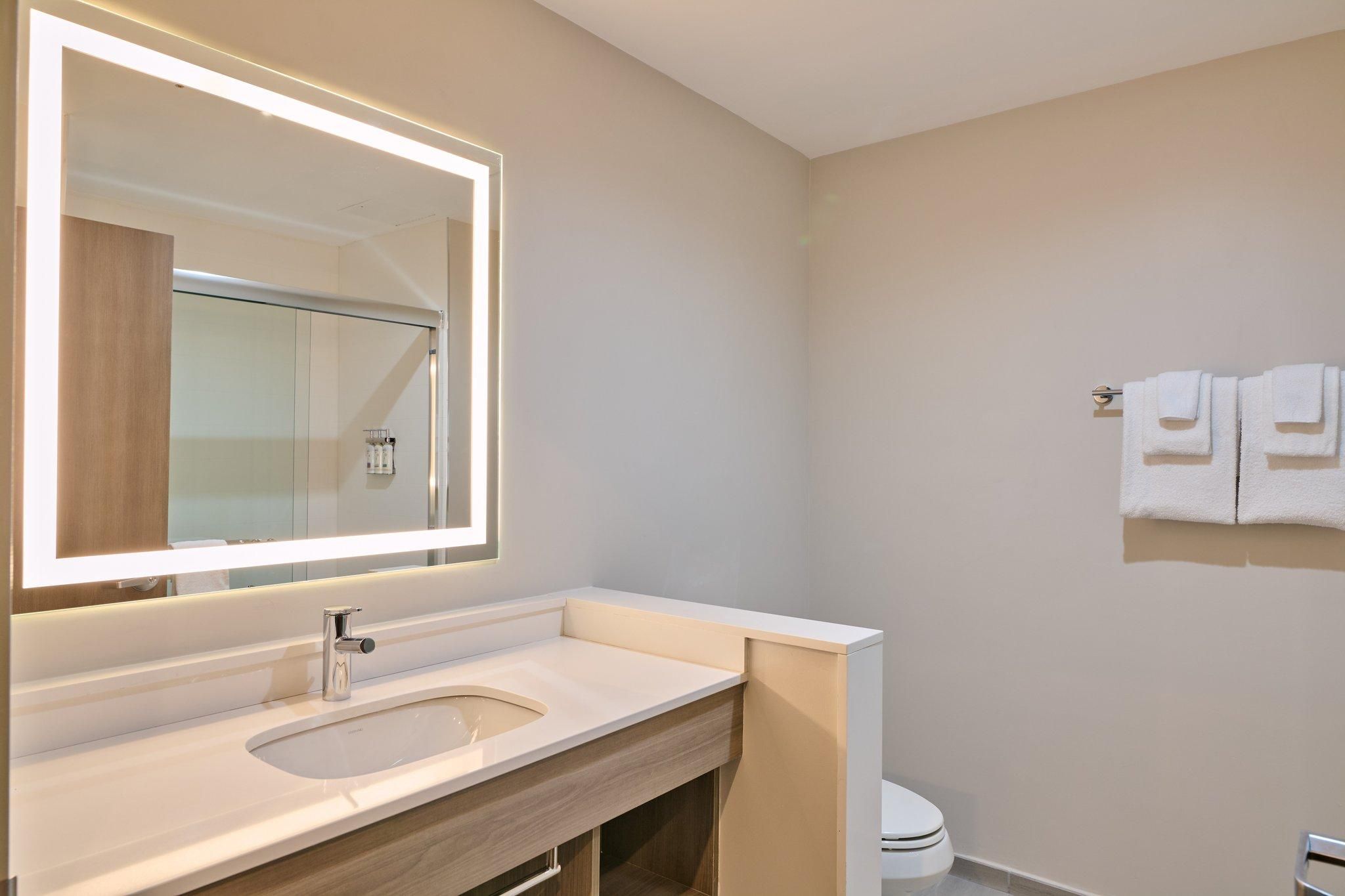 2 Queen Suite Mobility Accessible Tub