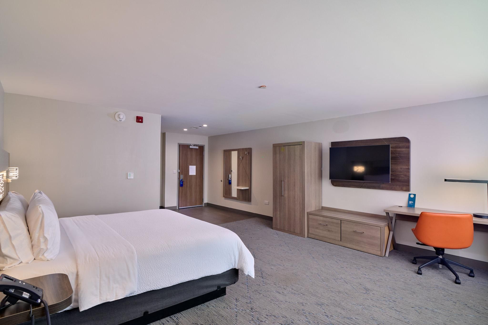 1 King Standard Extra Floor Space
